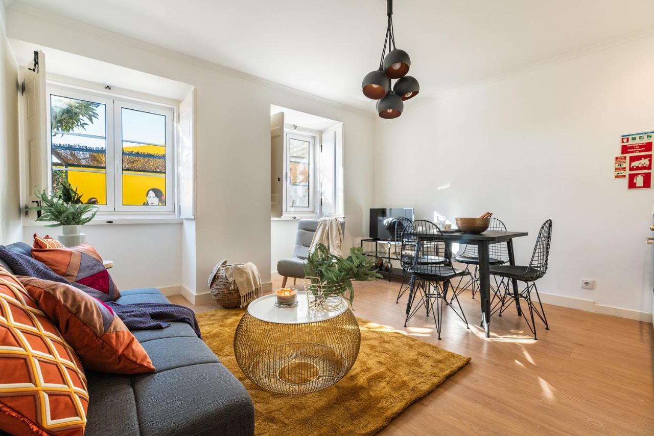 Designer 2bed1bath Mins To Famed Ramiro Restaurant Appartement Lissabon